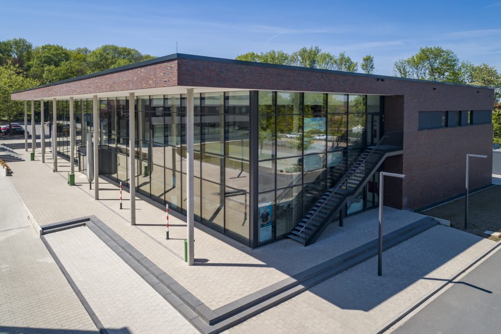 Moderne Architektur aus professioneller Drohnenperspektive