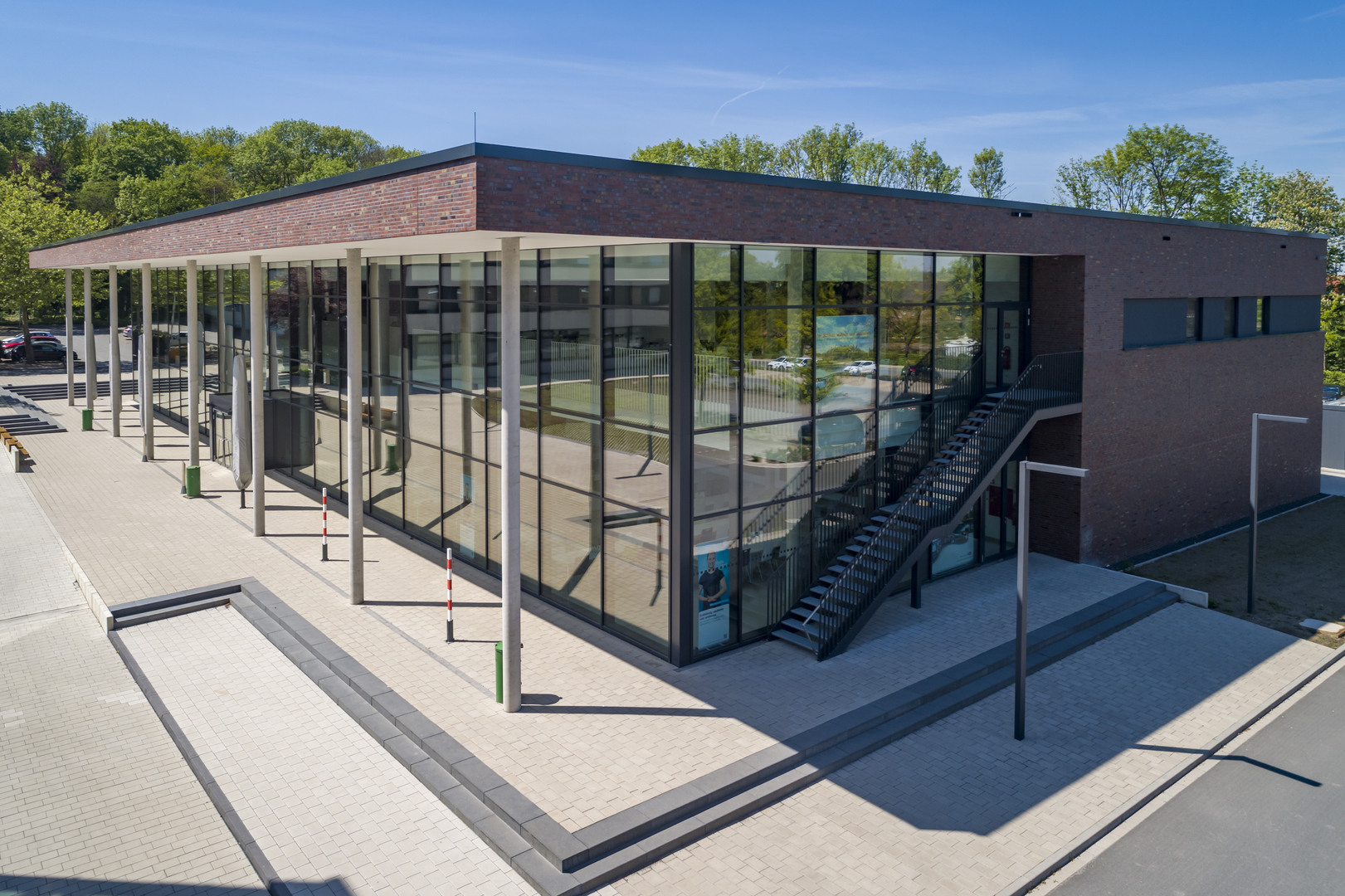 Moderne Architektur aus professioneller Drohnenperspektive