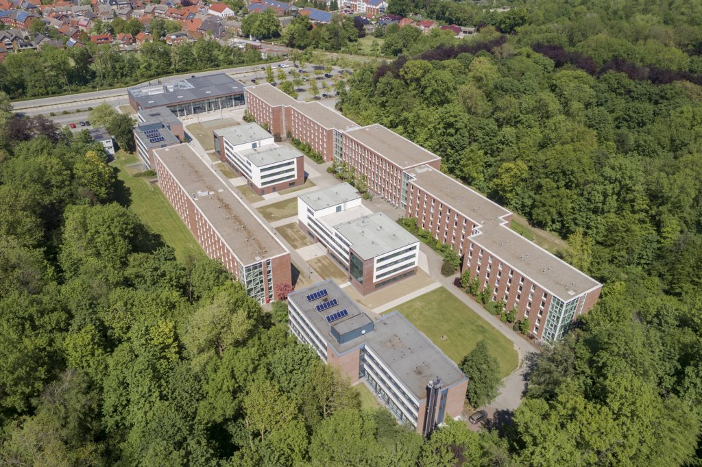Übersichtsaufnahme der Wohngebäude am Campus Nordkirchen mit Zufahrt und angrenzendem Wald