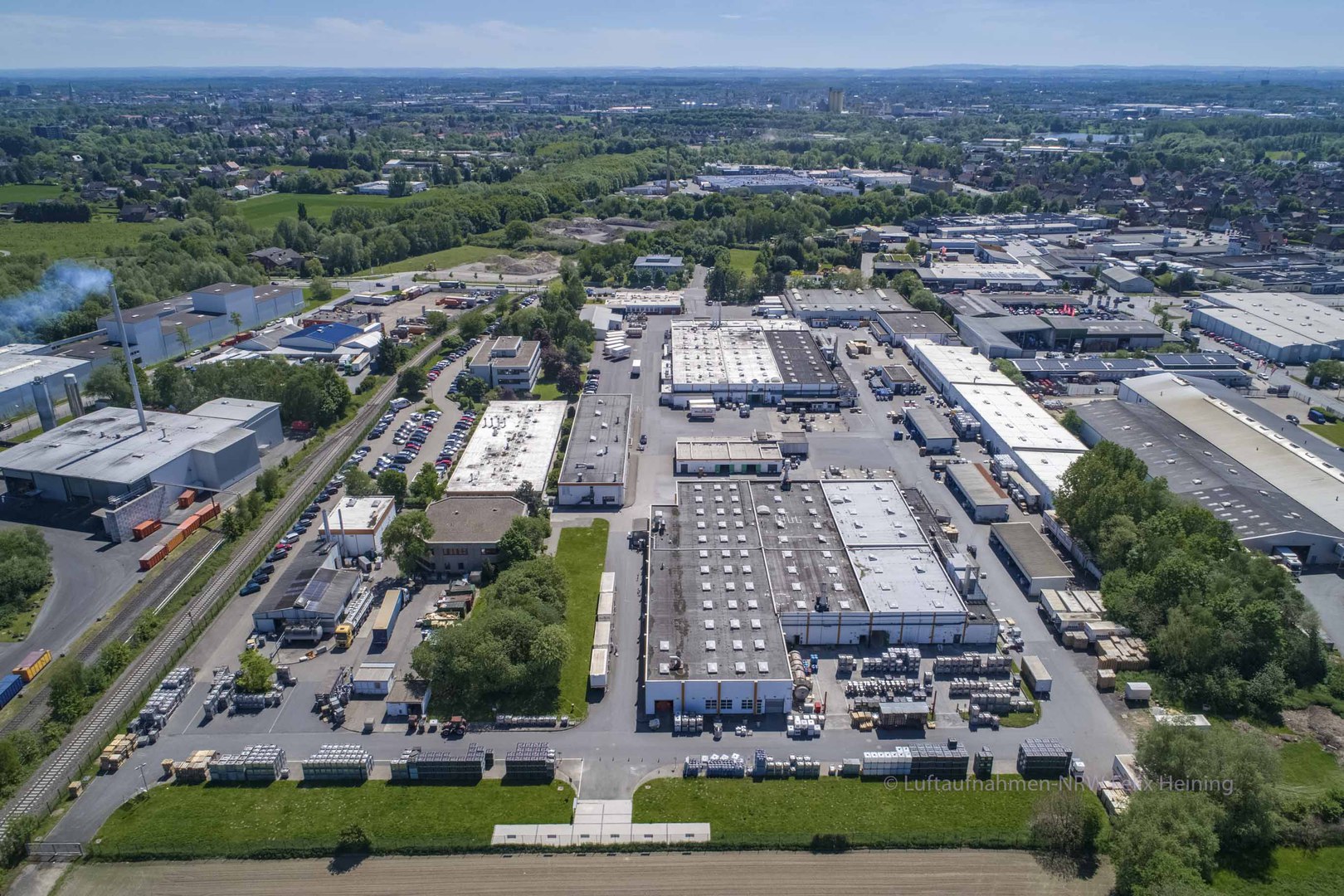 Gewerbeimmobilie und Unternehmensstandort aus der Luft