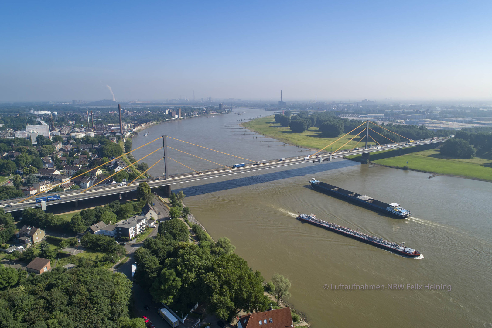 Rheinbrücke als professionelle Drohnenaufnahme