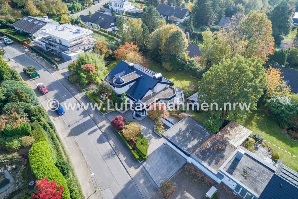 Wohnimmobilie in topografisch bewegter Lage aus der Luft