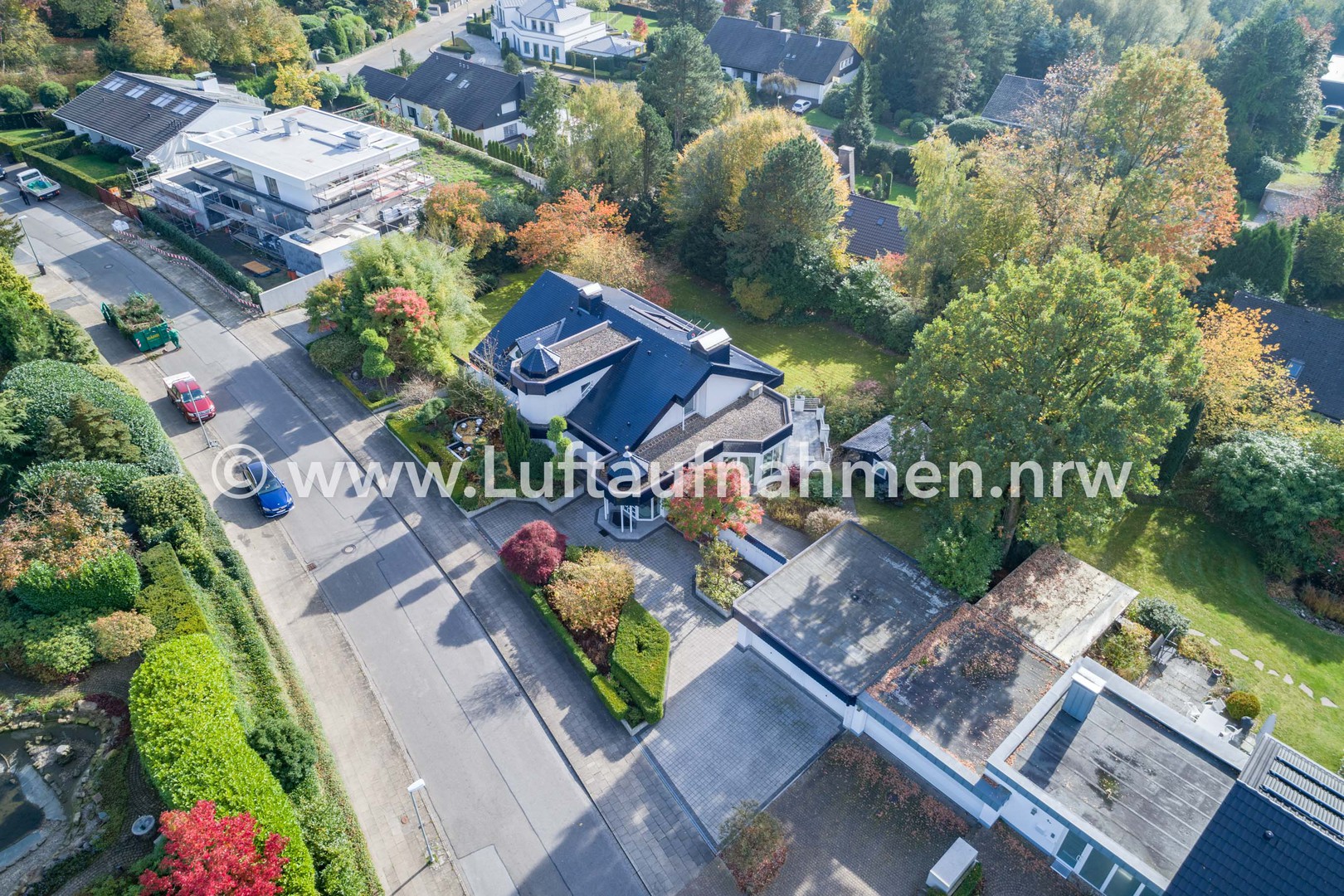 Wohnimmobilie in topografisch bewegter Lage aus der Luft