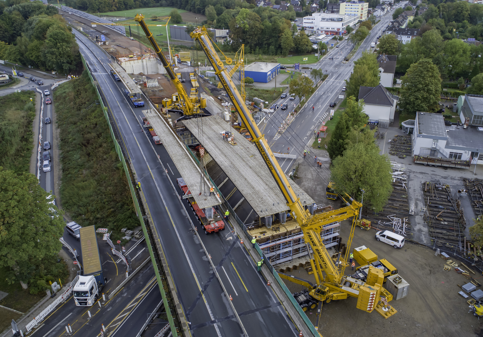 Großbaustelle mit Kränen aus Drohnenperspektive