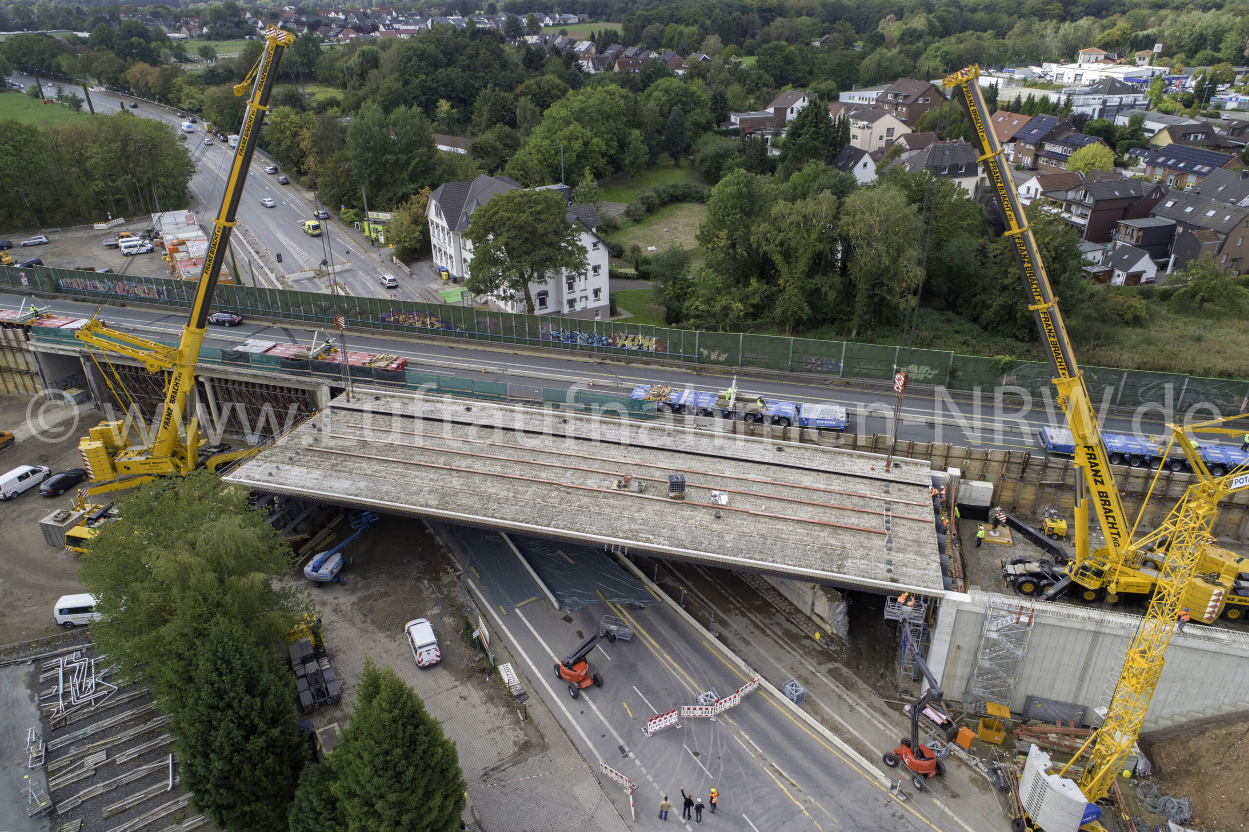 Stahlbau und Brückenarbeiten an einer Autobahnbaustelle aus der Luft