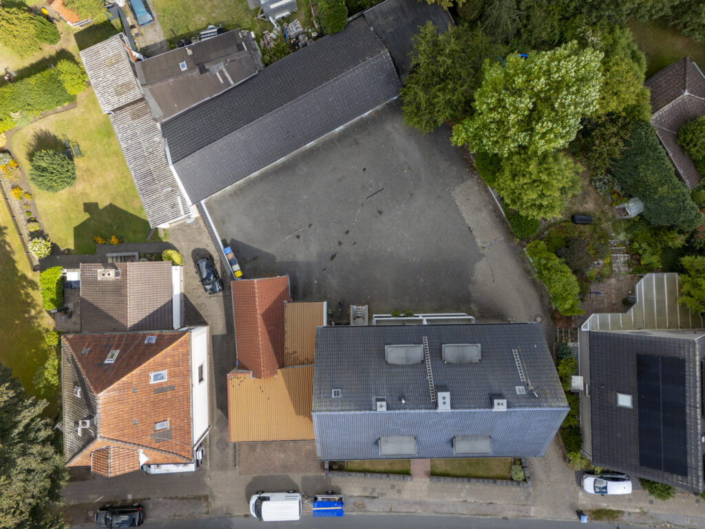 Originale senkrechte Drohnenaufnahme des Grundstücks ohne Grenzmarkierung