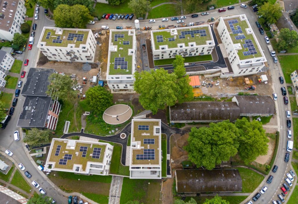 Luftaufnahme eines Bauprojekts in Mülheim mit Gebäuden, Baustellenflächen und Umgebung