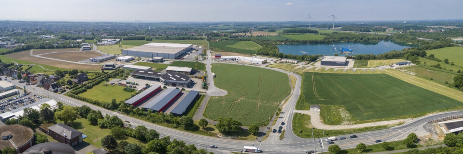 Gewerbegebiet Obere Brede in Beckum, 2019: Erschließung, Kreisverkehr und Gewerbeflächen.