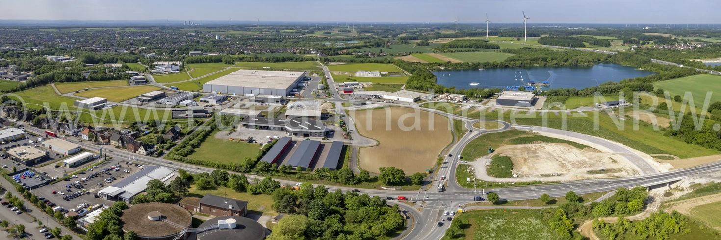 Gewerbegebiet Obere Brede in Beckum, 2022: Erschließung, Kreisverkehr und Gewerbeflächen.