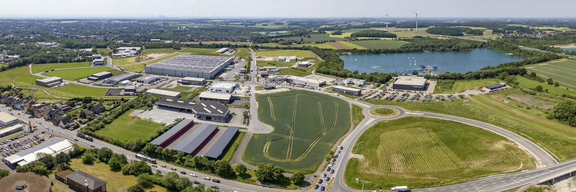 Gewerbegebiet Obere Brede in Beckum, 2023: Erschließung, Kreisverkehr und Gewerbeflächen.