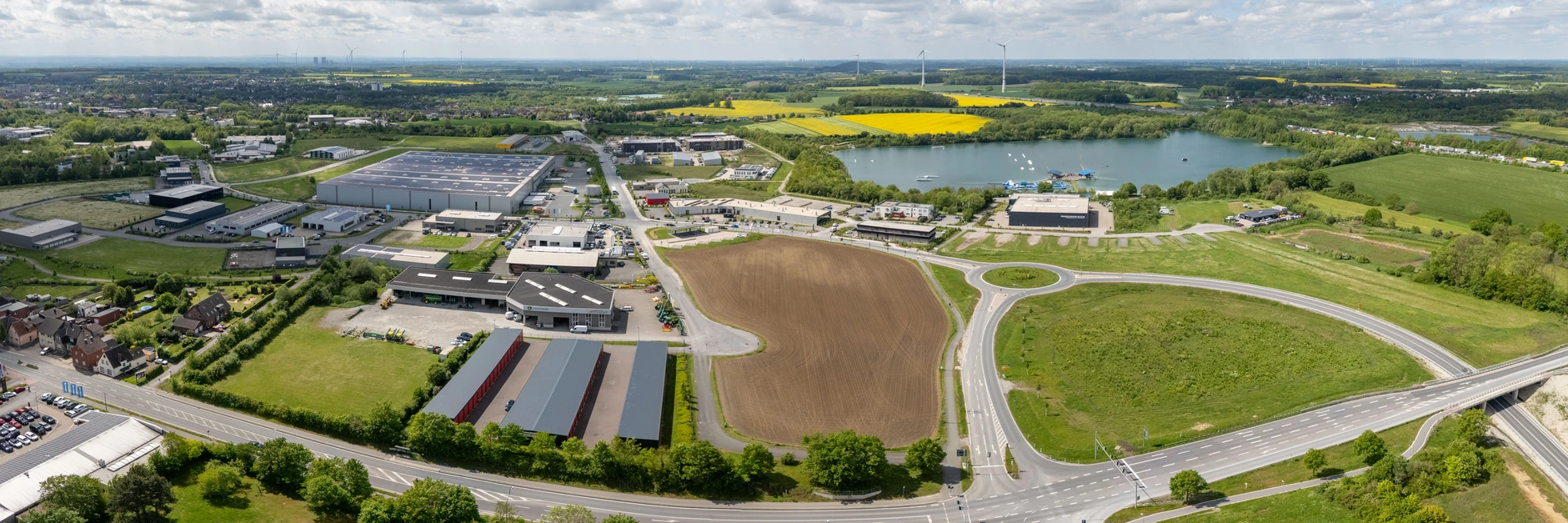 Gewerbegebiet Obere Brede in Beckum, 2026: Erschließung, Kreisverkehr und Gewerbeflächen.