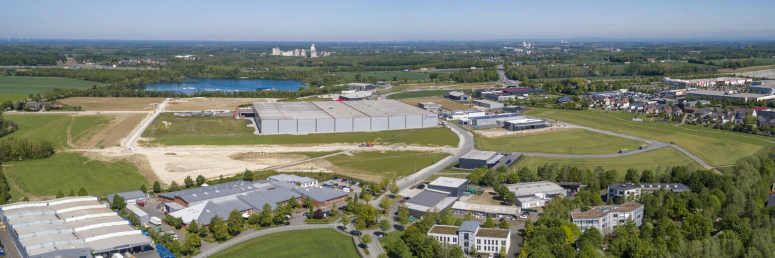 Gewerbegebiet Obere Brede in Beckum, 2020: Über die zentrale Halle zum Tuttenbrocksee.