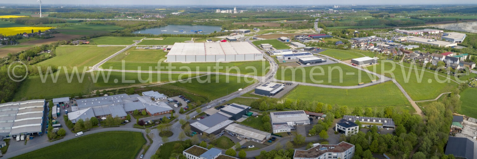 Gewerbegebiet Obere Brede in Beckum, 2021: Über die zentrale Halle zum Tuttenbrocksee.