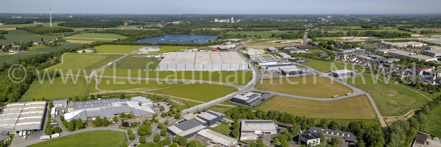 Gewerbegebiet Obere Brede in Beckum, 2022: Über die zentrale Halle zum Tuttenbrocksee.