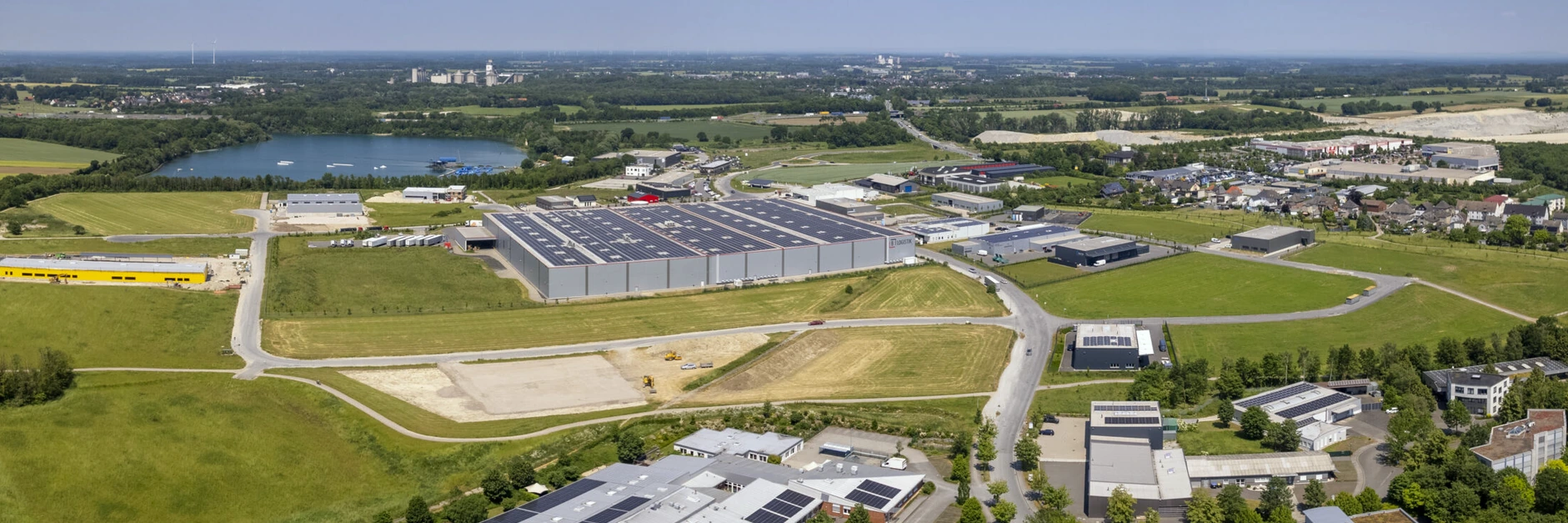 Gewerbegebiet Obere Brede in Beckum, 2023: Über die zentrale Halle zum Tuttenbrocksee.