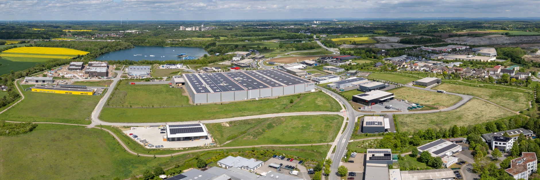 Gewerbegebiet Obere Brede in Beckum, 2026: Über die zentrale Halle zum Tuttenbrocksee.