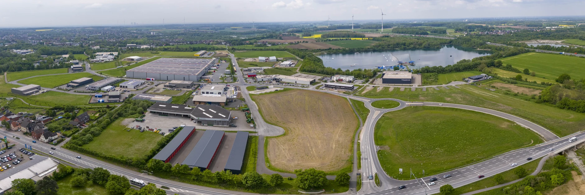 Gewerbegebiet Obere Brede in Beckum, 2024: Erschließung, Kreisverkehr und Gewerbeflächen.