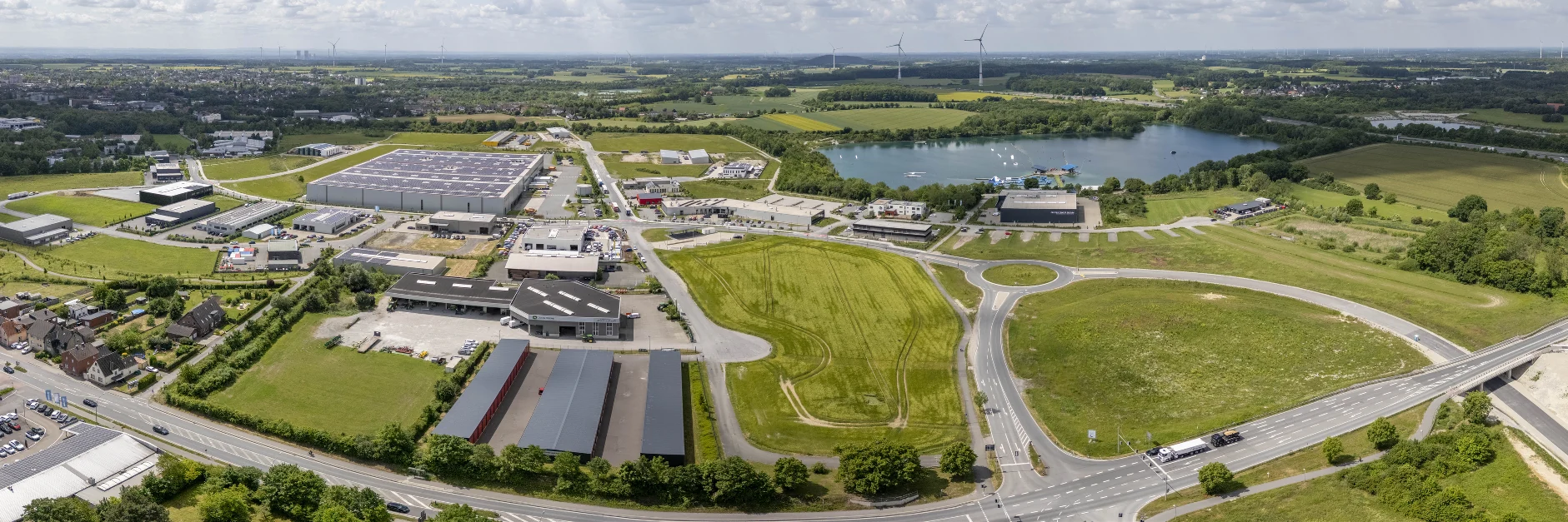 Gewerbegebiet Obere Brede in Beckum, 2025: Erschließung, Kreisverkehr und Gewerbeflächen.