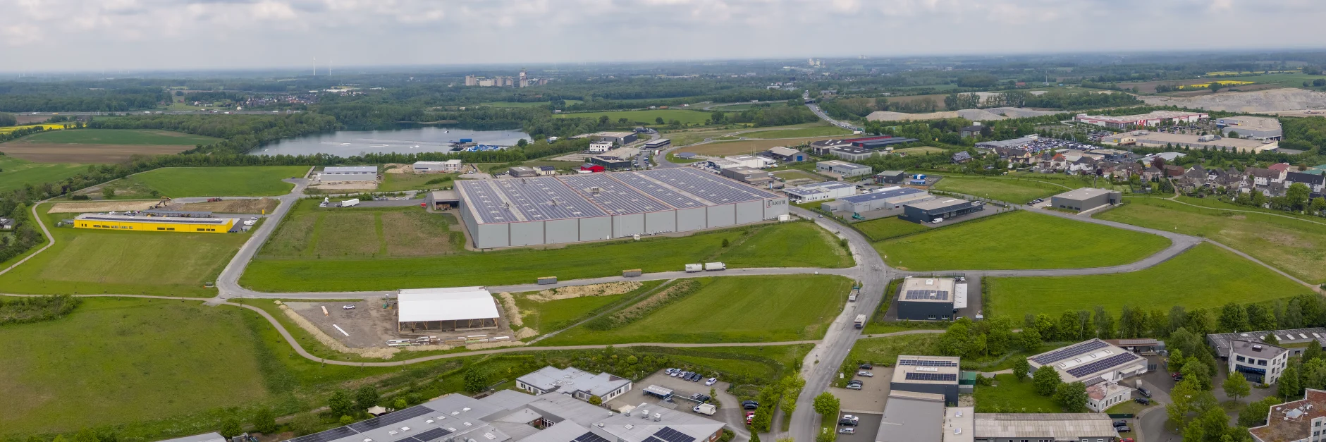 Gewerbegebiet Obere Brede in Beckum, 2024: Über die zentrale Halle zum Tuttenbrocksee.