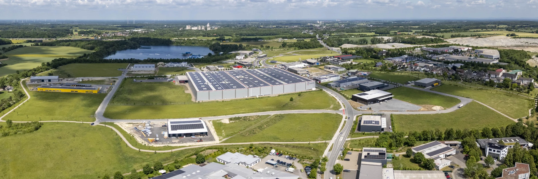 Gewerbegebiet Obere Brede in Beckum, 2025: Über die zentrale Halle zum Tuttenbrocksee.