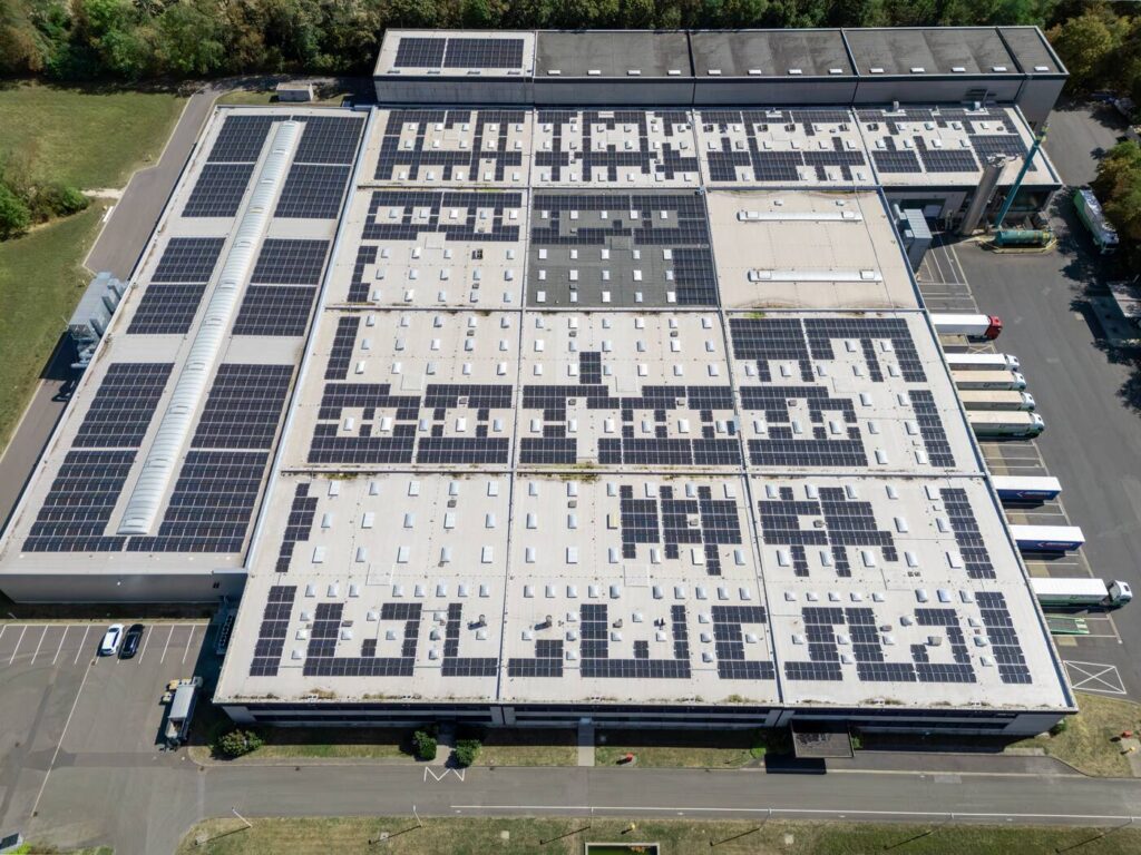 Großflächige neue Photovoltaikanlage auf den Dächern der Produktionsunternehmen in Nordrhein-Westfalen