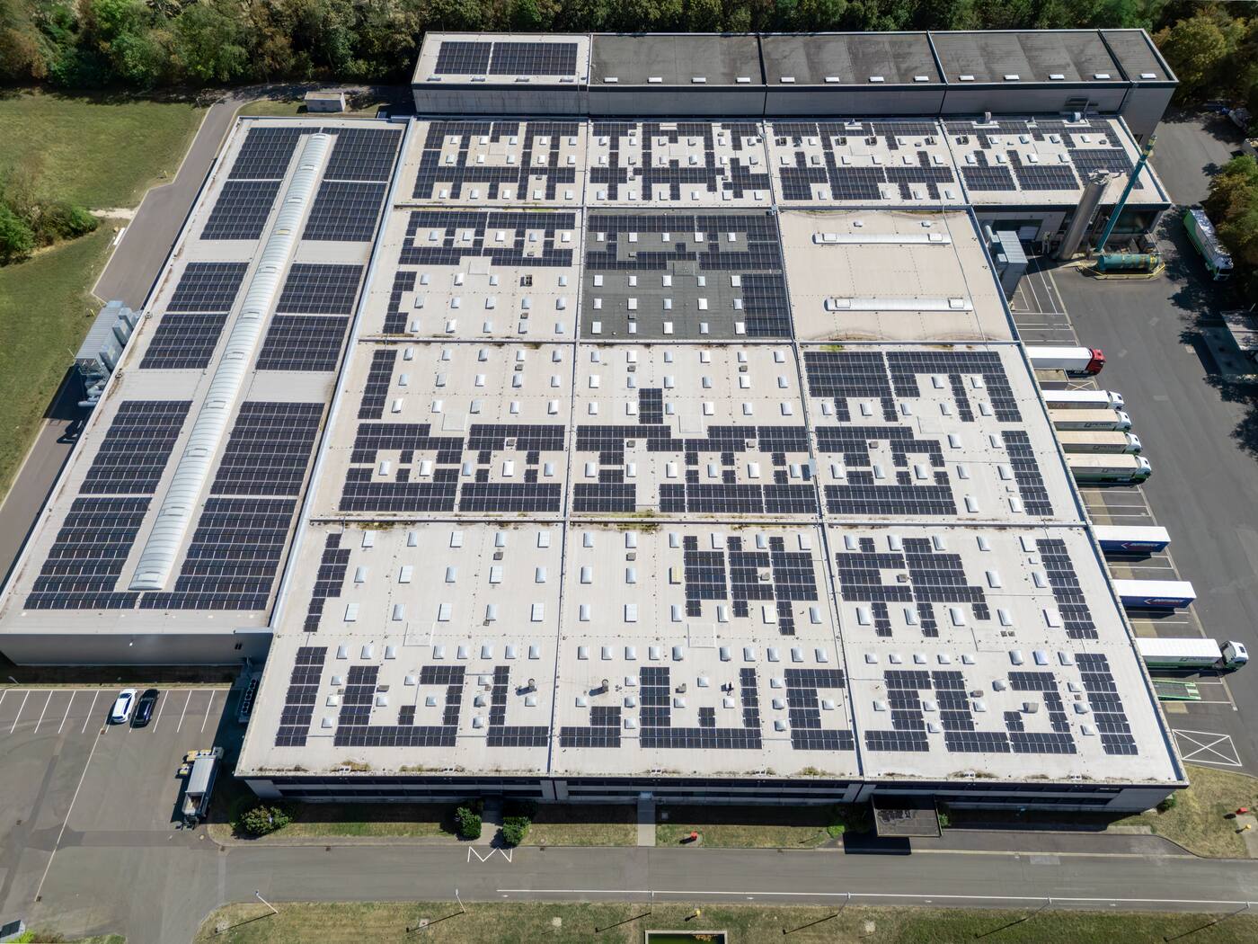 Großflächige neue Photovoltaikanlage auf den Dächern der Wellkistenfabrik Peters
